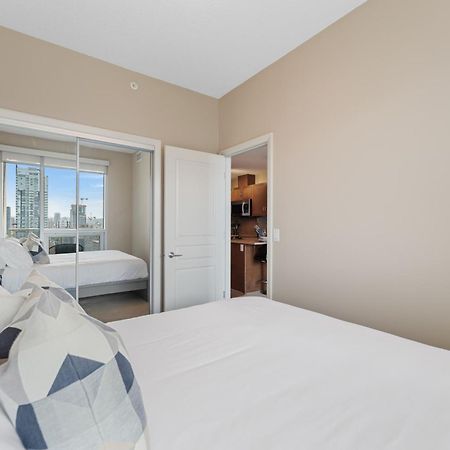 Heart Of Downtown Calgary Spacious Luxury Condo With Stunning Views And Premium Amenities Exteriör bild