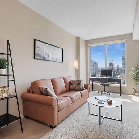 Heart Of Downtown Calgary Spacious Luxury Condo With Stunning Views And Premium Amenities Exteriör bild