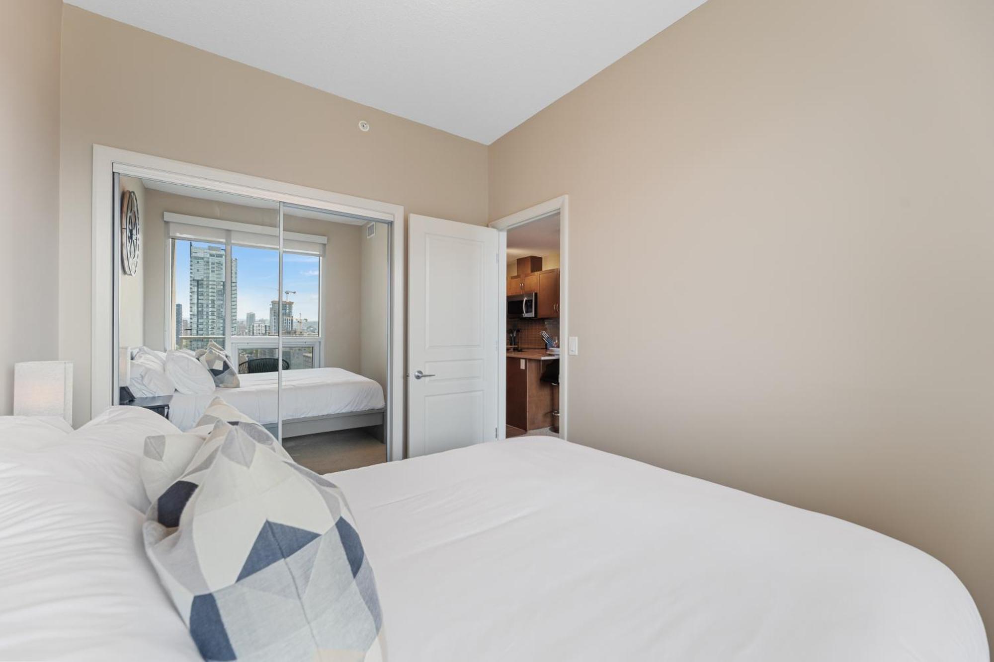 Heart Of Downtown Calgary Spacious Luxury Condo With Stunning Views And Premium Amenities Exteriör bild