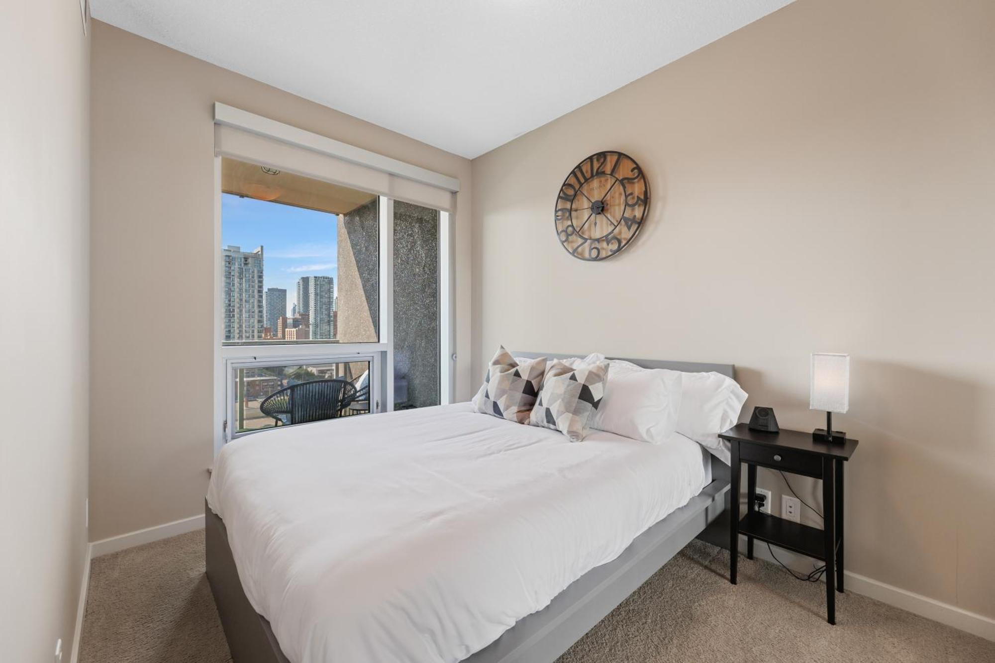Heart Of Downtown Calgary Spacious Luxury Condo With Stunning Views And Premium Amenities Exteriör bild