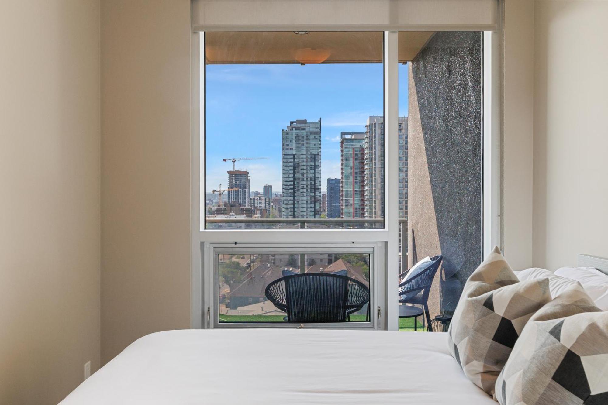 Heart Of Downtown Calgary Spacious Luxury Condo With Stunning Views And Premium Amenities Exteriör bild