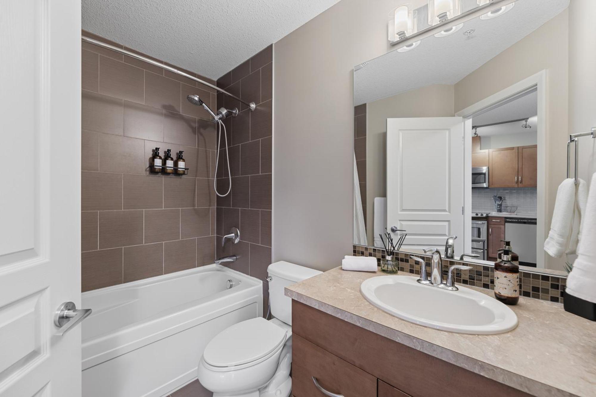 Heart Of Downtown Calgary Spacious Luxury Condo With Stunning Views And Premium Amenities Exteriör bild