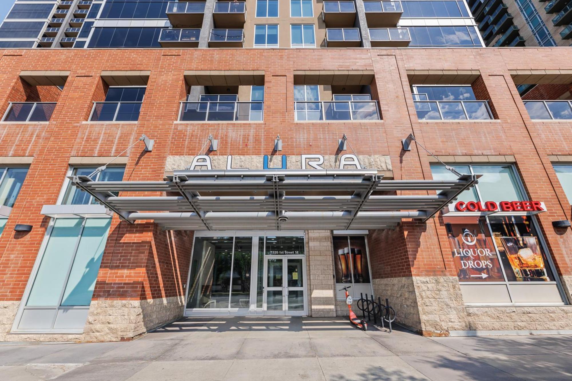 Heart Of Downtown Calgary Spacious Luxury Condo With Stunning Views And Premium Amenities Exteriör bild