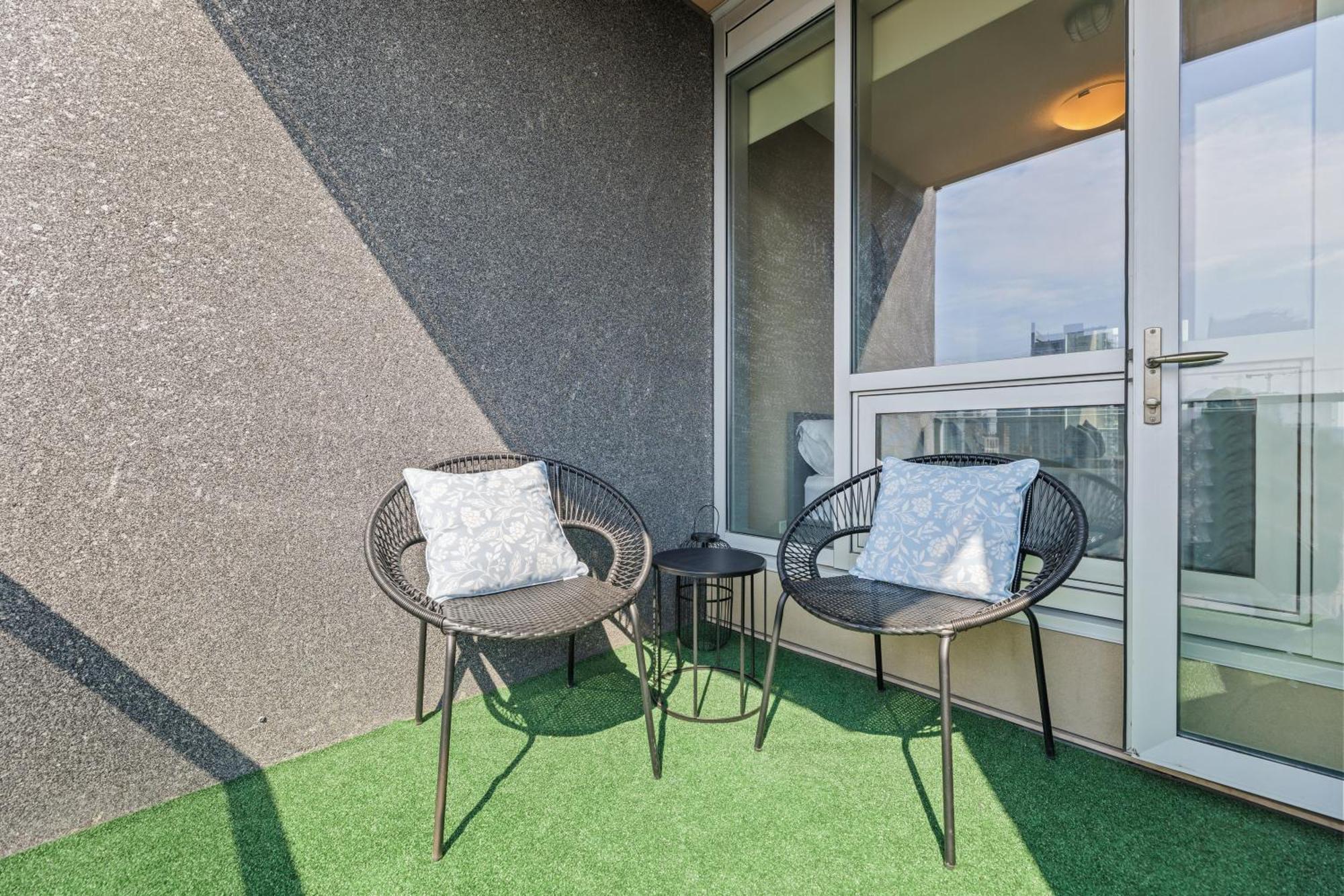 Heart Of Downtown Calgary Spacious Luxury Condo With Stunning Views And Premium Amenities Exteriör bild
